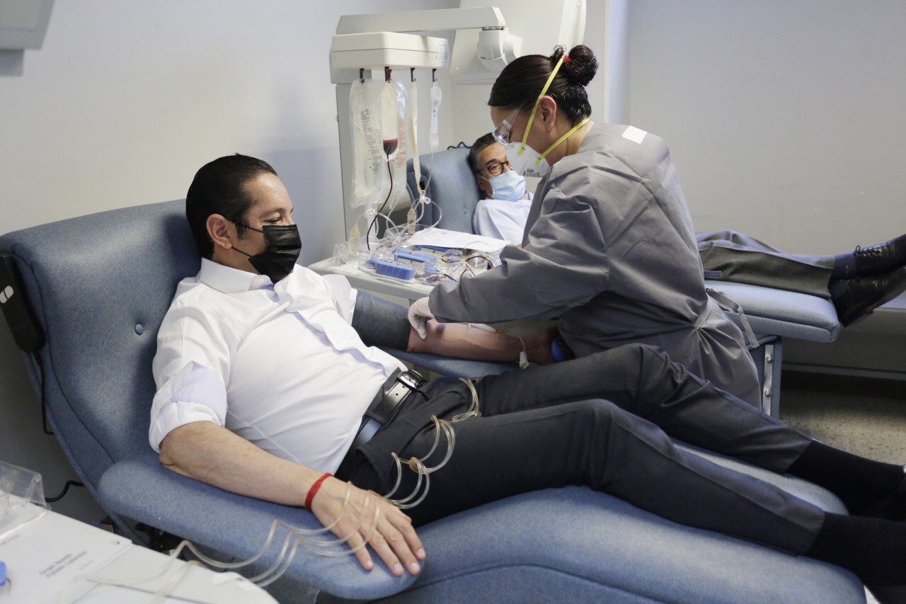 Pancho Domínguez dona plasma sanguíneo para ayudar a pacientes con COVID-19.