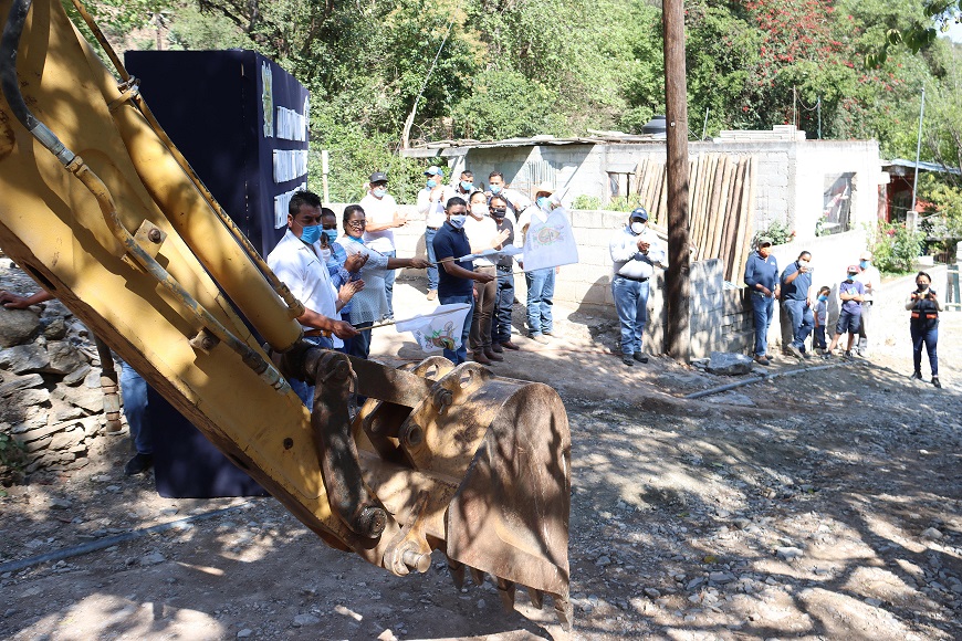 El Alcalde Juan Carlos Linares arranca 2 obras para mejorar calles en Río Blanco y Los Encinos.