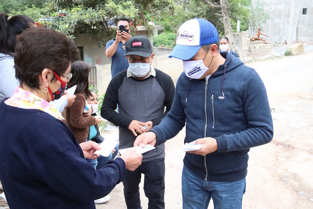 El Alcalde Juan Carlos Linares entrega vales de despensa en 4 comunidades de Peñamiller.