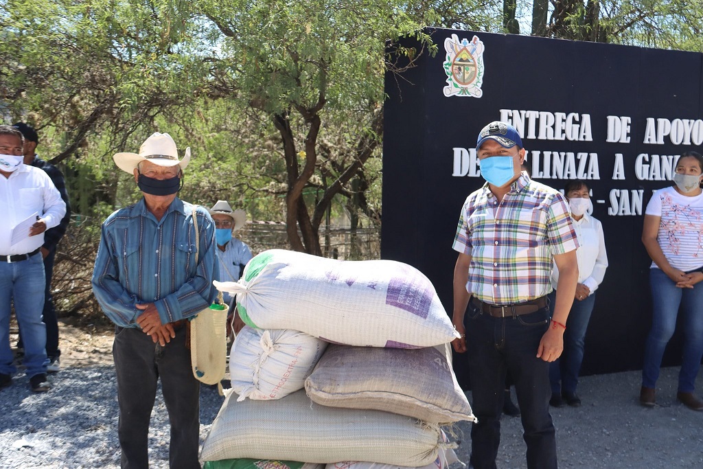 El Alcalde Juan Carlos Linares implementa el programa “Entrega de Gallinaza” en apoyo a ganaderos.