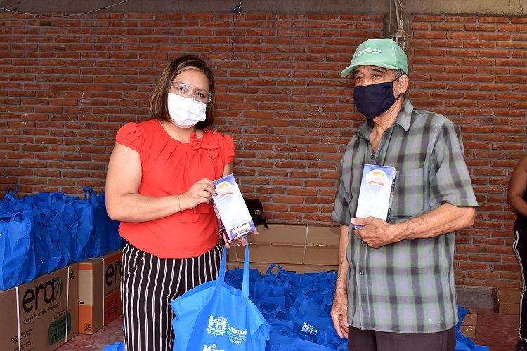 Entrega SMDIF leche a personas vulnerables