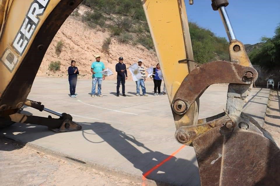 El Alcalde de Peñamiller da banderazo de inicio de obras en 4 comunidades.