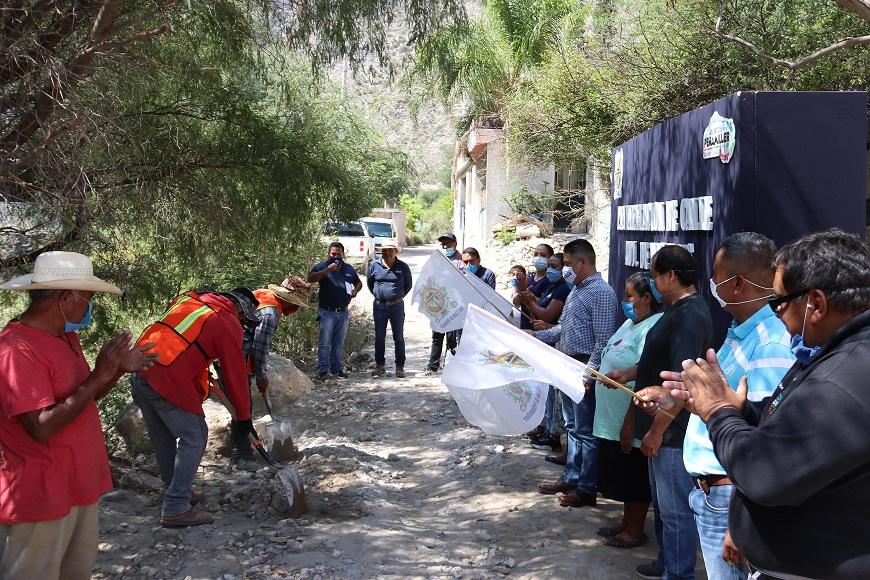 Juan Carlos Linares arranca obra de pavimentación de Calle en Adjuntas de Higuera.