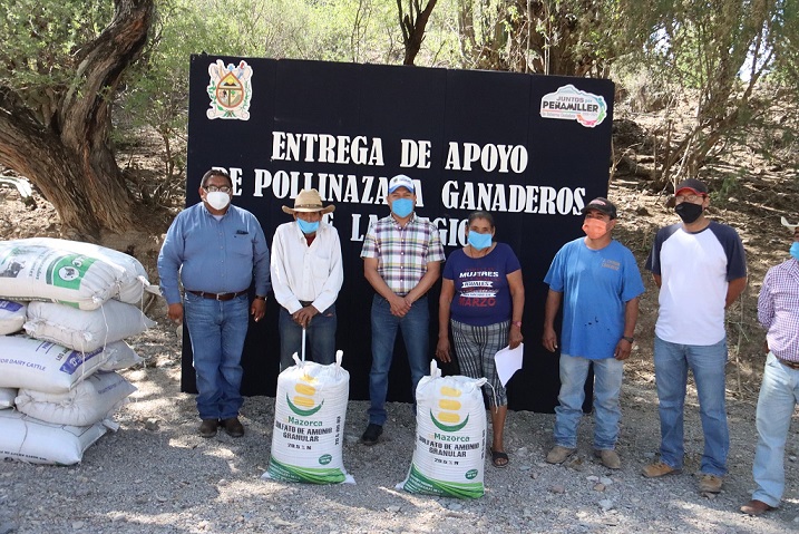 Juan Carlos Linares entrega gallinaza a ganaderos de Peñamiller