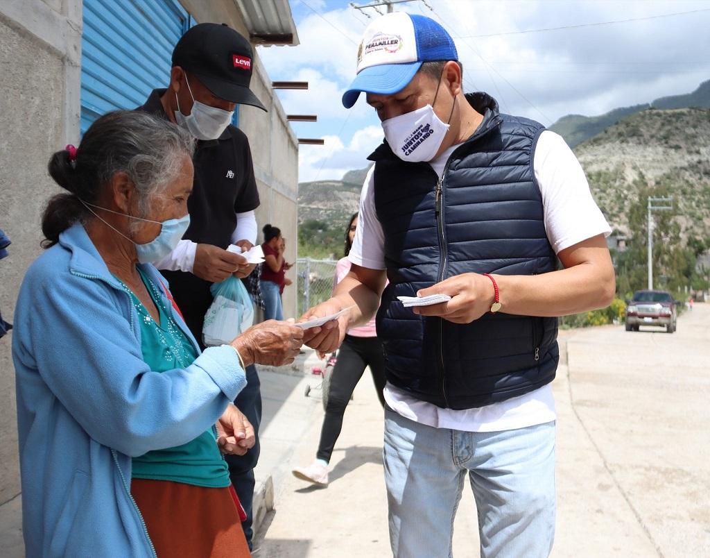 Juan Carlos Linares recorre Agua Fría y El Portugués para entregar vales de despensa a familias