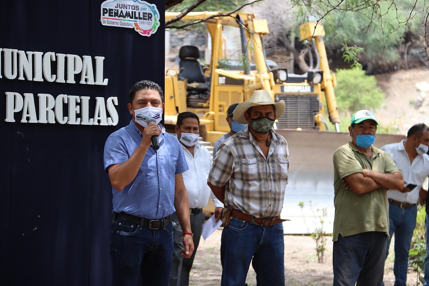 Arranca programa para desazolve de parcelas en Peñamiller.