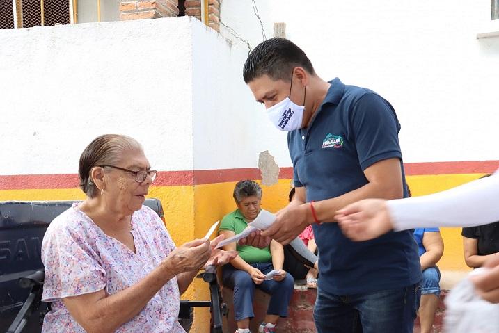 El Alcalde de Peñamiller continúa con la entrega de vales de despensa en comunidades.