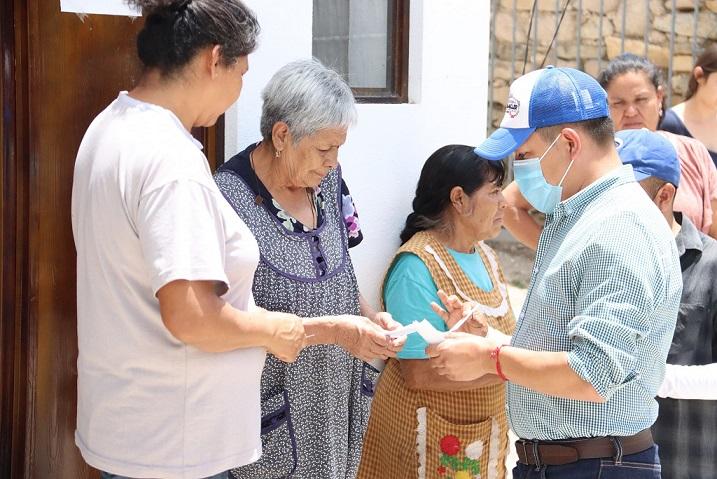 El Alcalde de Peñamiller entrega vales de despensa en 4 comunidades de Peñamiller.