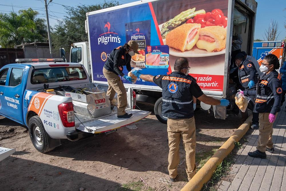 Autoridades Municipales de El Marqués, entregan pollo donado por la empresa Pilgrim’s Pride a 350 personas vulnerables de Calamanda.