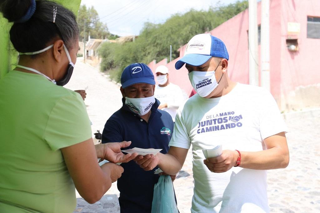 El Alcalde de Peñamiller entrega vales de despensa en Villa Emiliano Zapata, La Vega y San Lorenzo.