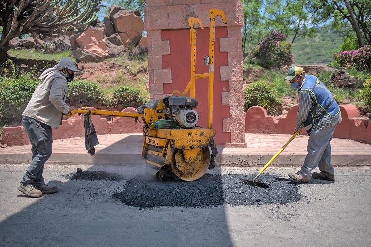 Continúan trabajos de bacheo en vialidades de El Marqués