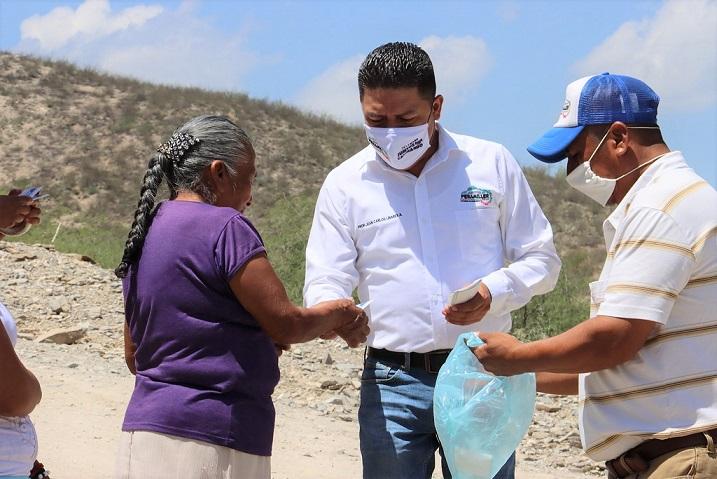 Juan Carlos Linares entrega vales de despensa en El Sauz y Enramadas.