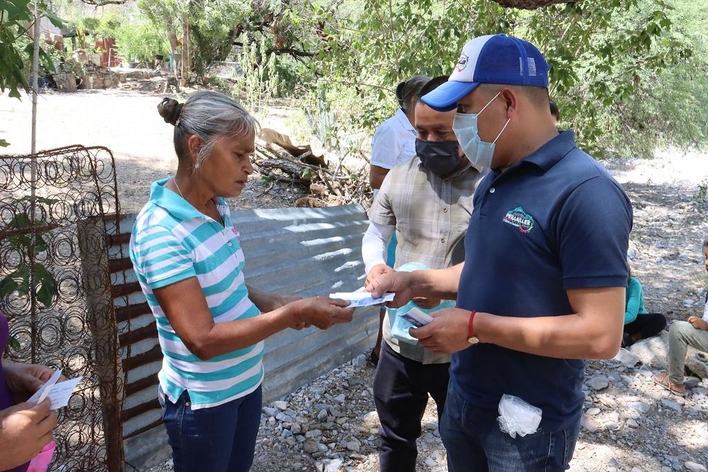 Juan Carlos Linares recorre 5 comunidades de Peñamiller para entregar vales de despensa