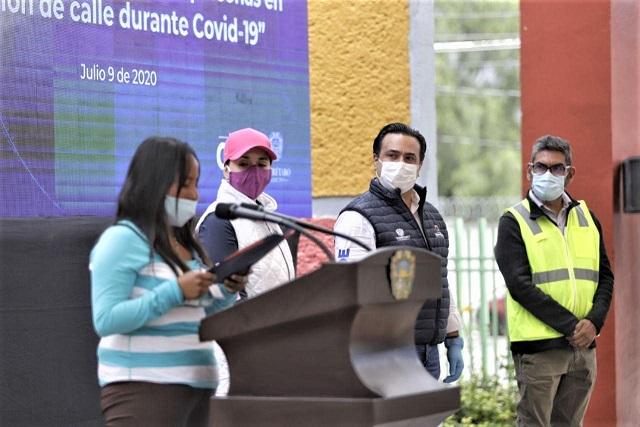 Luis Nava entrega documentos de identidad a personas en situación de calle