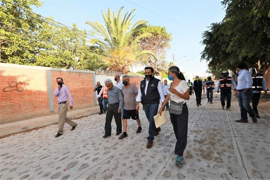 Luis Nava supervisa obras pluviales y mejora de vialidades en la colonia Las Plazas.