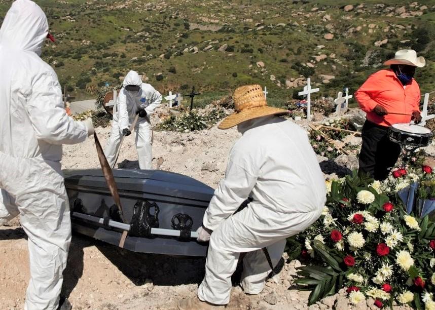 Muertos por COVID-19 en México supera los 30 mil; llenaría el Estadio la Corregidora.