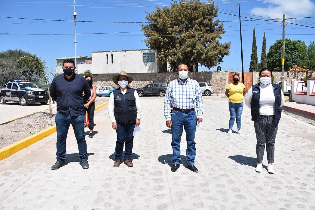 Autoridades de Pedro Escobedo recorren obra de mejoramiento urbano en San Clemente.