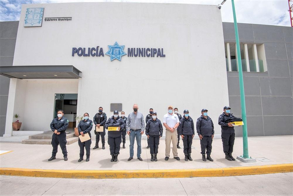 El Alcalde Enrique Vega Carriles entrega recontamientos y uniformes a policías de El Marqués.