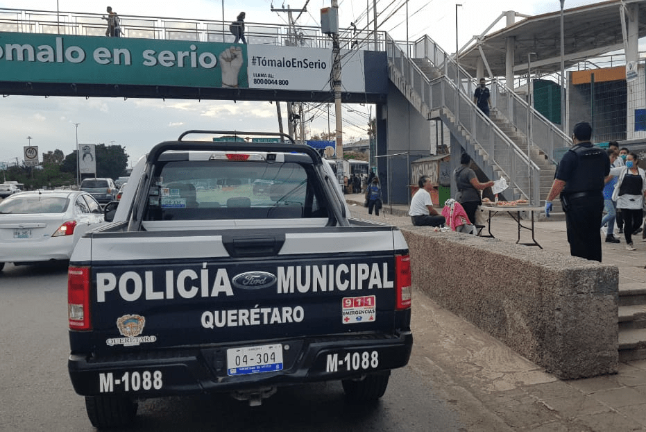 Hombre muere de infarto cuando circulaba en su coche por Av. Pasteur en Querétaro