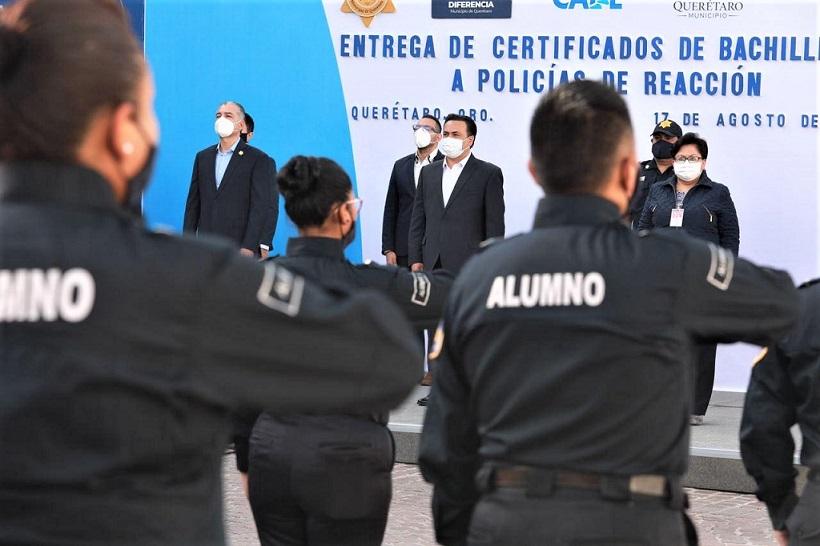 Luis Nava entrega 22 certificados de bachillerato a policías de reacción.