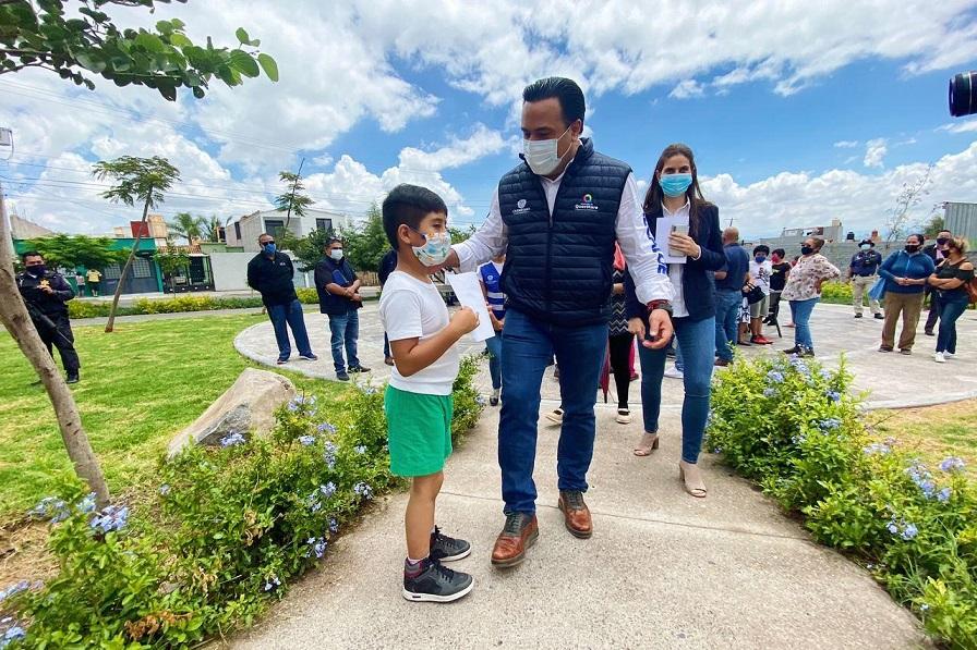 Luis Nava entrega rehabilitación de parque en La Loma IX