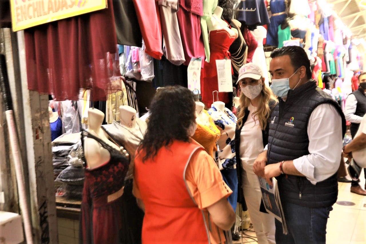 Luis Nava visita el Mercado Escobedo para concientizar el uso de mascarillas para evitar COVID-19.