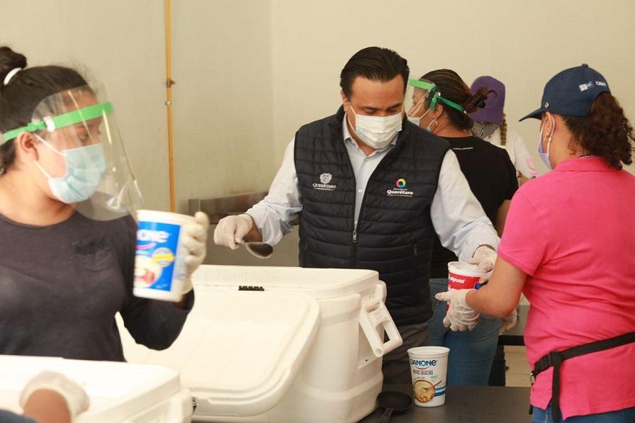 Luis Nava, en compañía de su esposa y Presidenta del Patronato del Sistema Municipal DIF, Arahí Domínguez, visitó el Comedor del Centro Cultural de Felipe Carrillo Puerto.