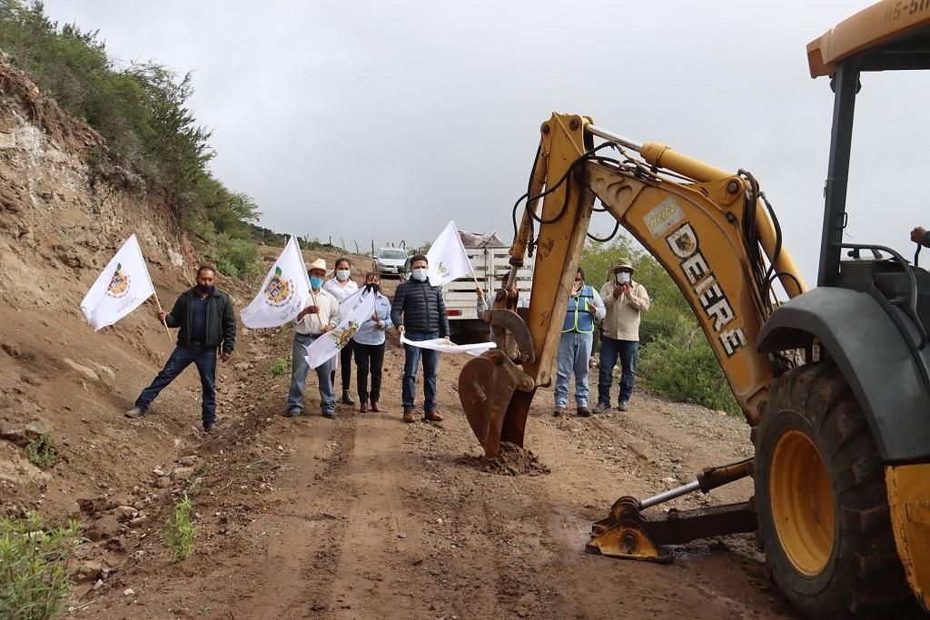 Arrancan obras de pavimentación en el Torbellino y la Tecozautla en Peñamiller.