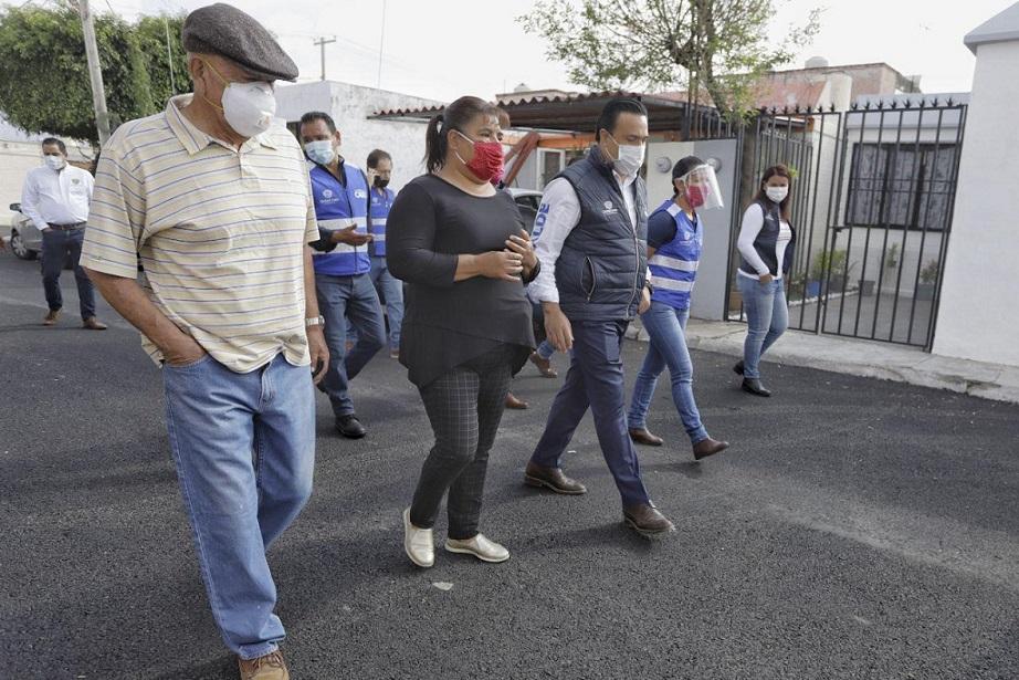 El Alcalde Luis Nava supervisa obras de mantenimiento vial en Fraccionamiento Las Teresas.