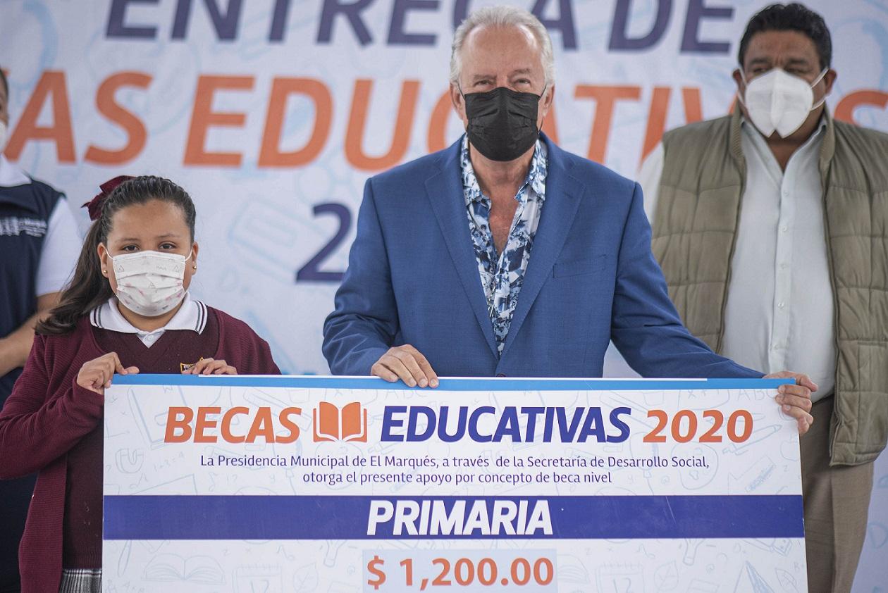 Enrique Vega Carriles entrega becas educativas beneficiando a 5,800 alumnos en El Marqués.