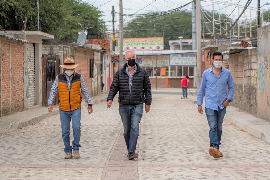 Enrique Vega Carriles entrega urbanización de calles en La Griega.