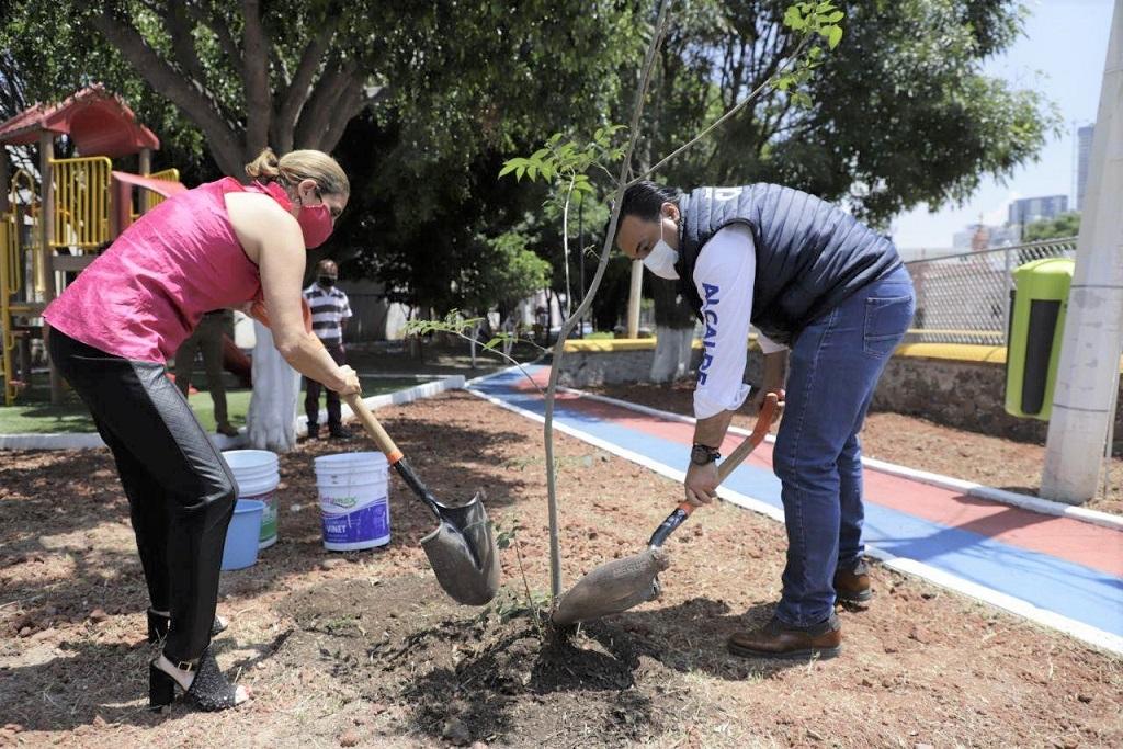 Entrega Luis Nava rehabilitación de parque en la Colonia Calesa.