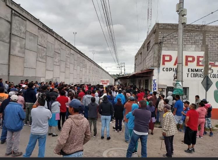 Habitantes de San Juan del Llanito bloquean carretera libre Celaya-Querétaro; exigen seguridad. Foto: Especial.