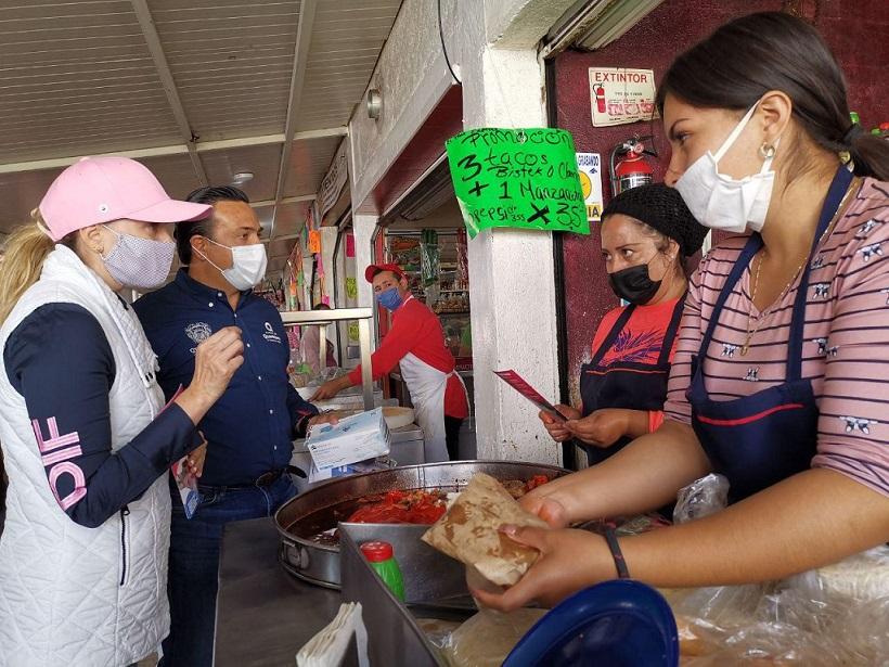 Luis Nava y Arahí Domínguez recorren el mercado Santa Rosa para ofrecer servicios del DIF.