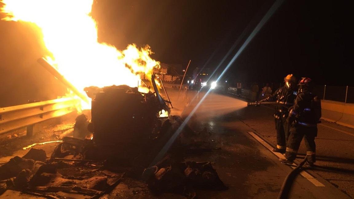 Se quema vehículo de carga sobre la Carretera 57 en La Solana.