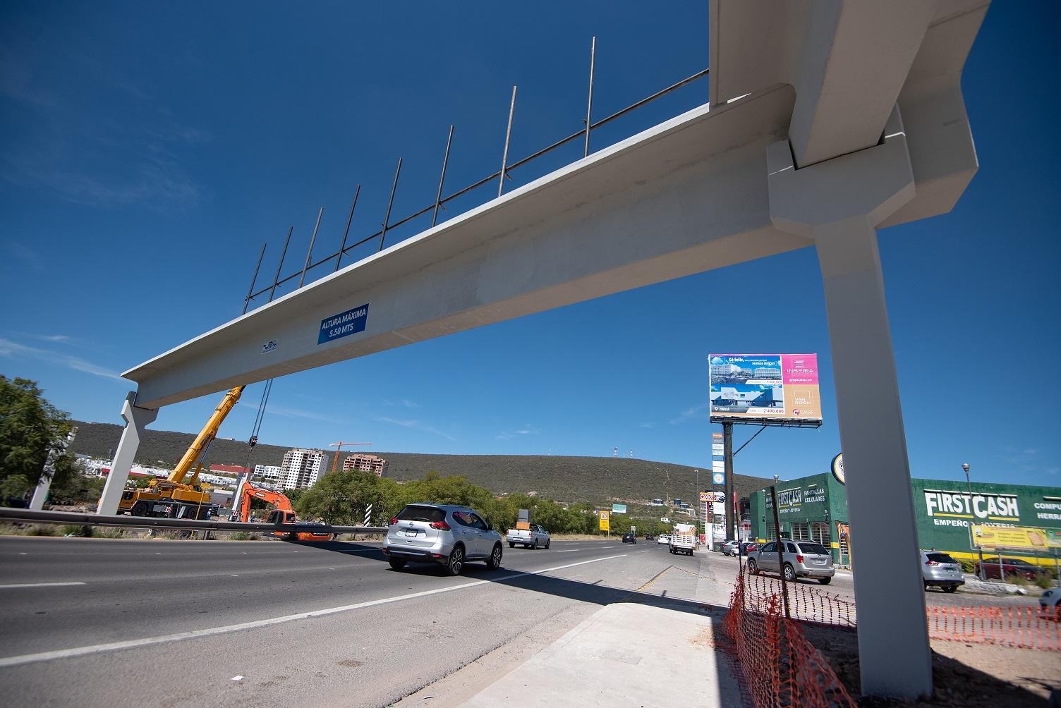 El puente peatonal elevado de La Pradera presenta un avance físico del 50%.