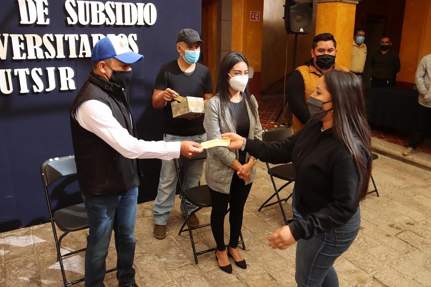 El Alcalde Peñmillerense Juan Carlos Linares, entregó subsidios a estudiantes de la Universidad Tecnológica de San Juan del Río.