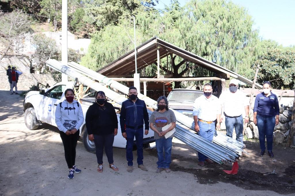 Juan Carlos Linares entrega tubería para mejorar el suminstro de agua potable en Río Blanco.