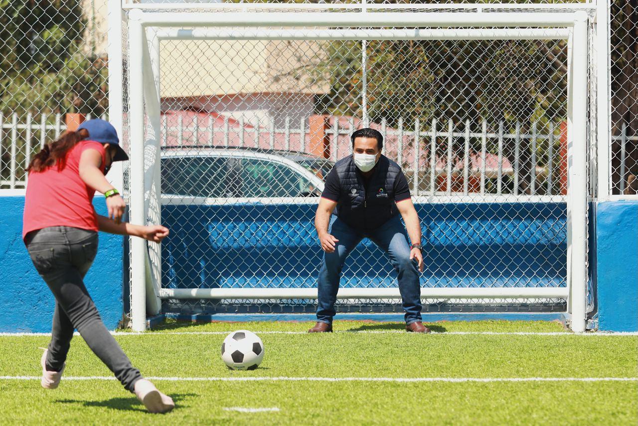 Luis Nava entrega rehabilitación de juegos infantiles y cancha de fútbol en Mompaní.