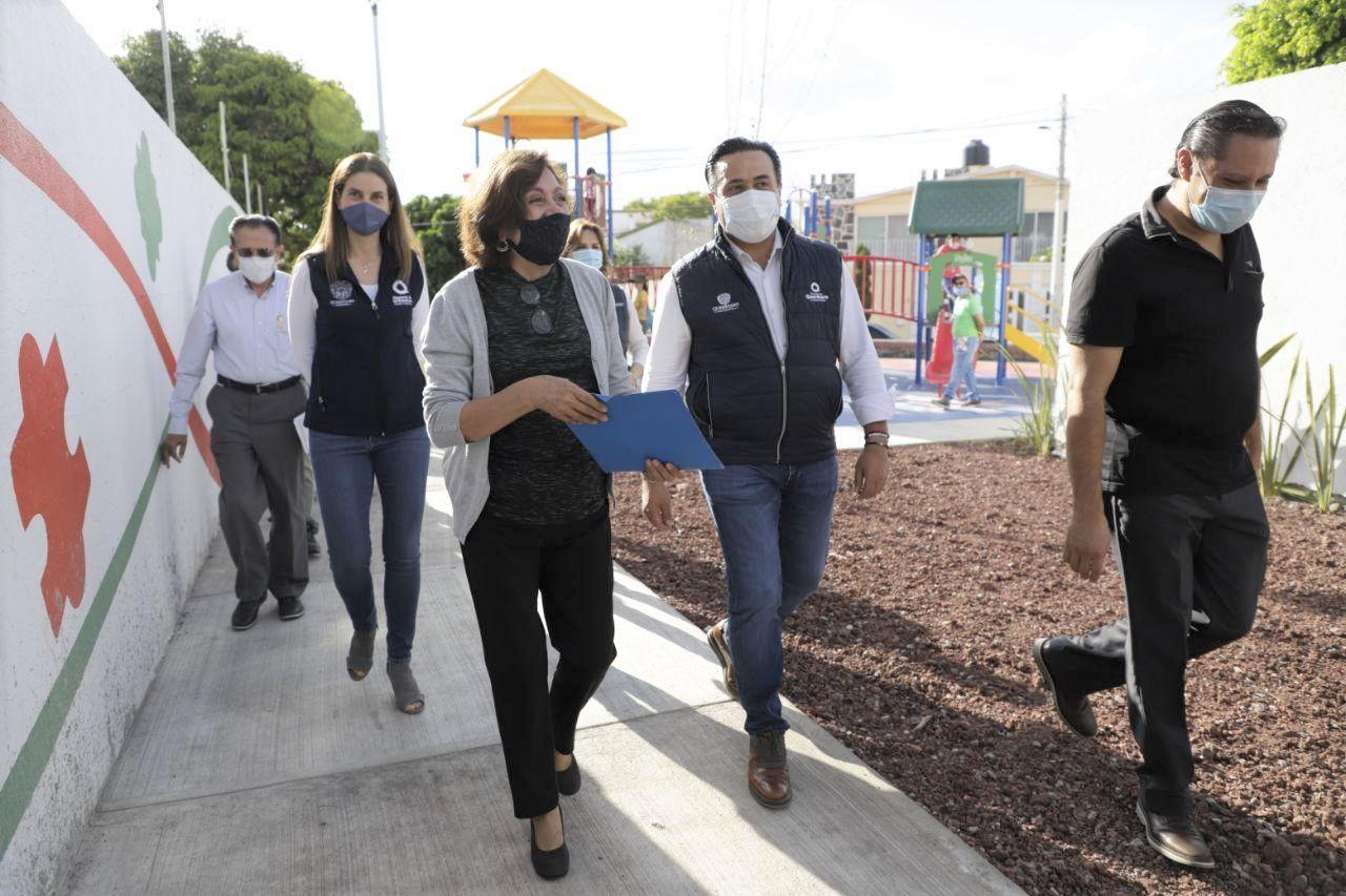 Luis Nava entrega rehabilitación de parque en la Colonia Lomas de Querétaro.