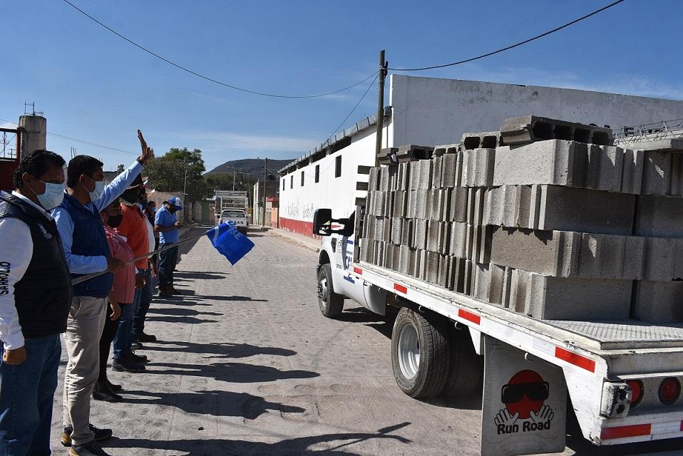 Amarildo Bárcenas entrega materiales para la construcción en La D Chalmita, Pedro Escobedo.