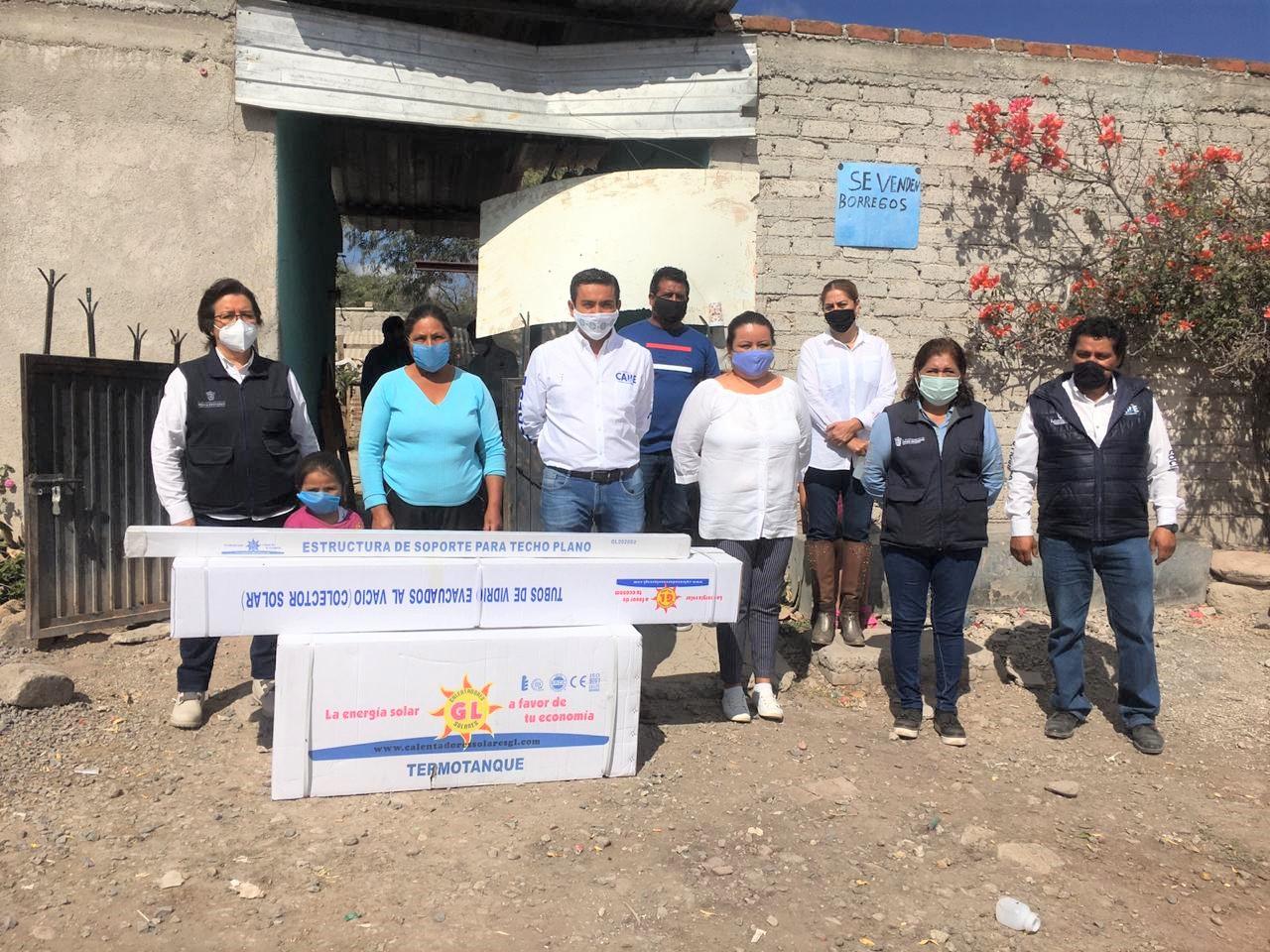 Benefician a familias con al entrega de 443 calentadores solares en Pedro Escobedo.