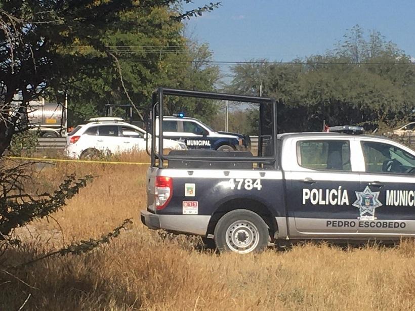 Ejecutan a hombre en lateral de la Autopista Méx-Qro en Pedro Escobedo.