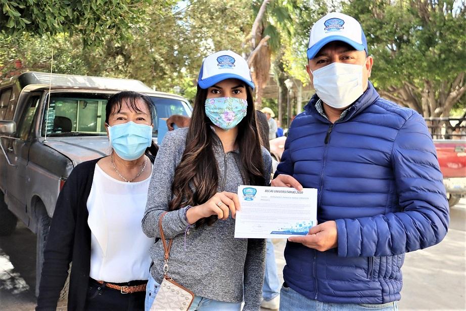 El Alcalde de Peñamiller entrega becas universitarias en 3 delegaciones