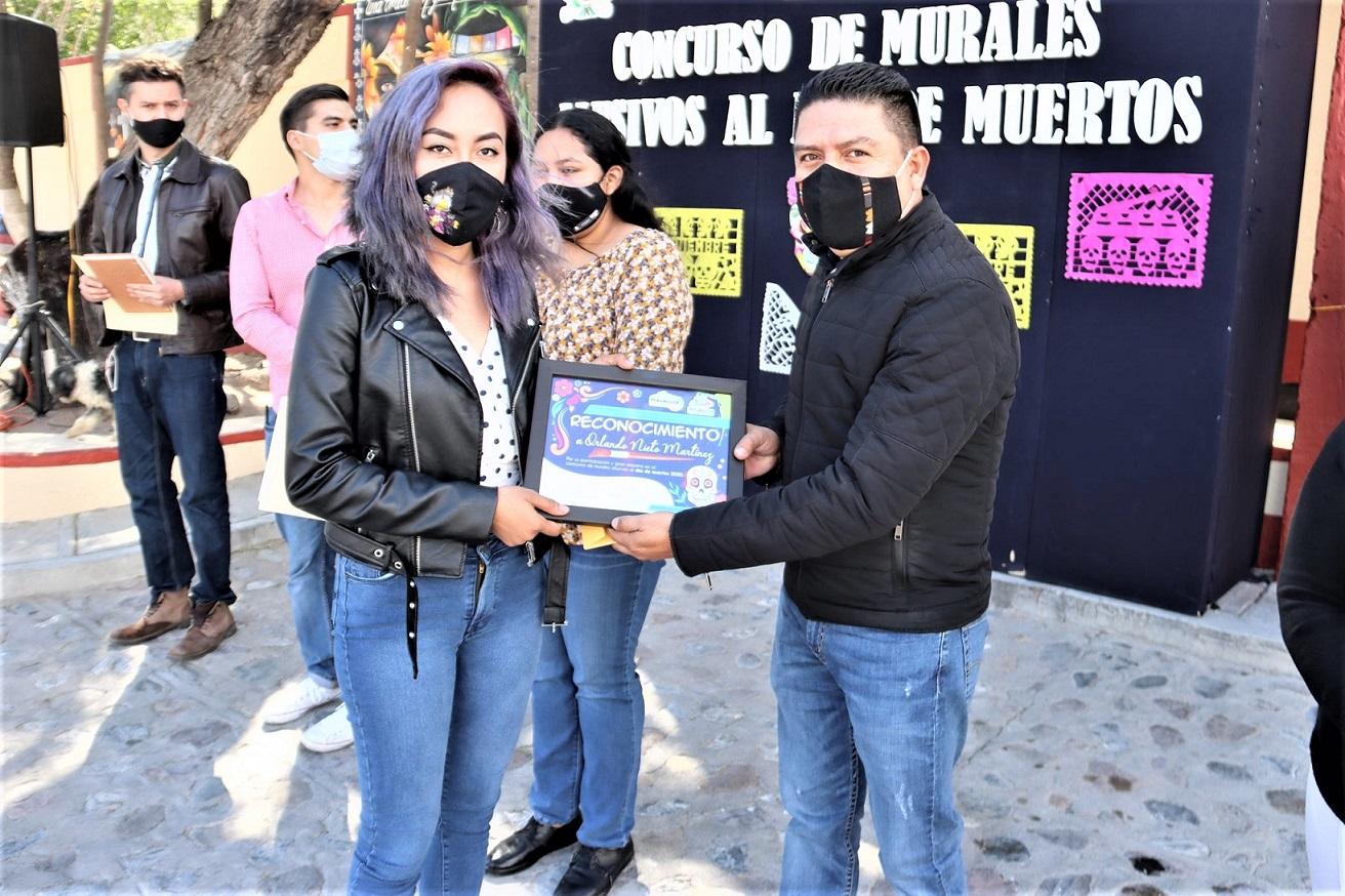 Juan Carlos Linares entrega premios a ganadores del concurso de Murales alusivos al Día de Muertos.