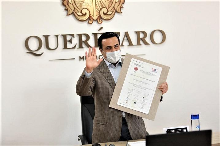 Luis Nava recibe el premio de Mejor Gestión Integral Municipal.