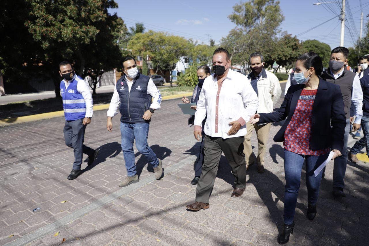 Supervisa Luis Nava obras de mantenimiento vial en Quintas de El Marqués.