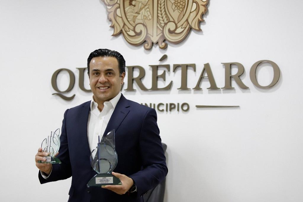 El Alcalde Luis Nava recibe premio a las mejores practicas municipales en atención a COVID-19.