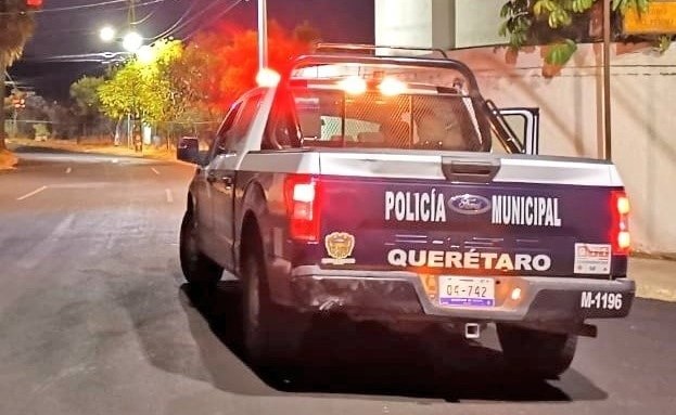 Fiscalía Anticorrupción detiene a dos policías de Querétaro por pedir mordida a ciudadanos.