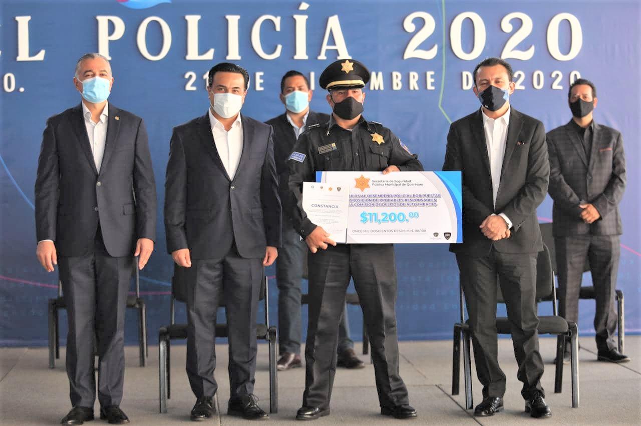 Luis Nava entrega estímulos y reconocimientos a 158 elementos de Seguridad Pública.